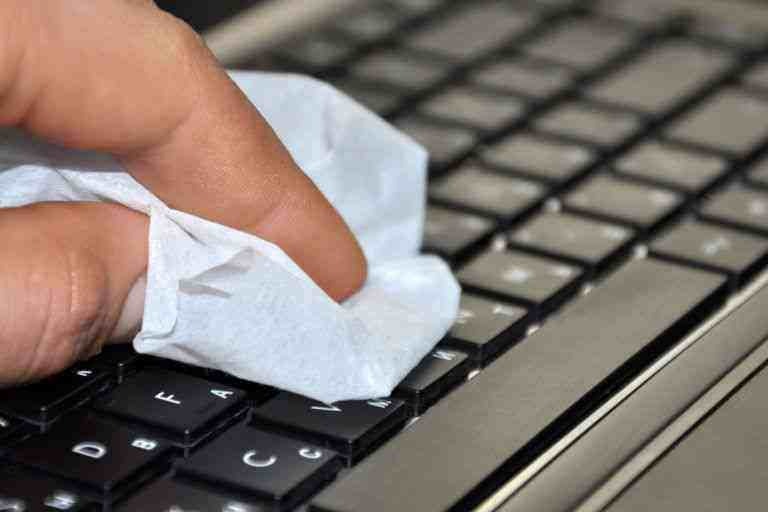 Cum curățați tastatura