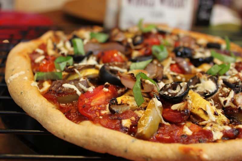 Cea mai ușoară rețetă de pizza vegetală! Cum se face pizza vegetală acasă?