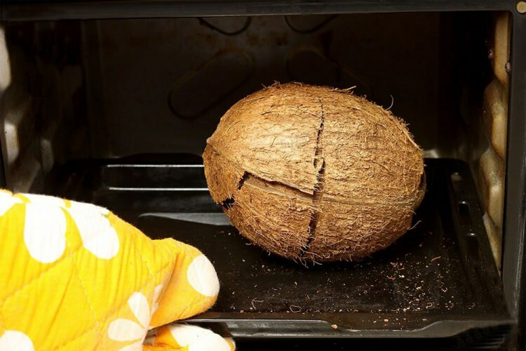 Cum se taie nuca de cocos?