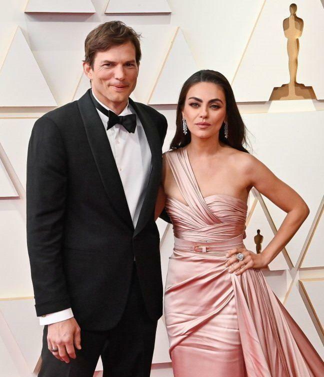 Mila Kunis și soția sa