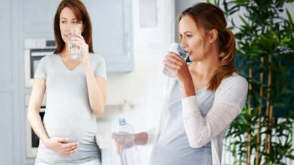 Beneficiile apei potabile pentru femeile gravide! Câtă apă trebuie consumată pe zi în timpul sarcinii? 