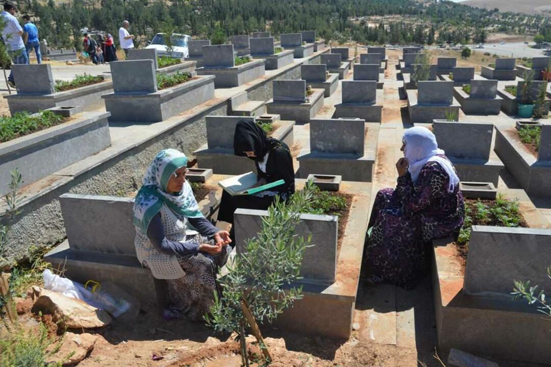 Este potrivit din punct de vedere religios să stai pe o piatră funerară?