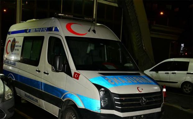 O ambulanță îl aștepta pe Cem Yılmaz, care a avut o performanță, la ușă!