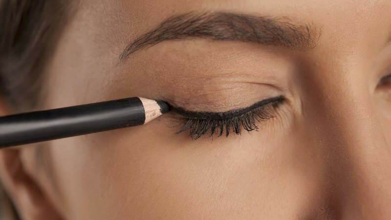 Cum să atragi cel mai ușor eyeliner? Care sunt metodele de desenare a creionului de ochi?