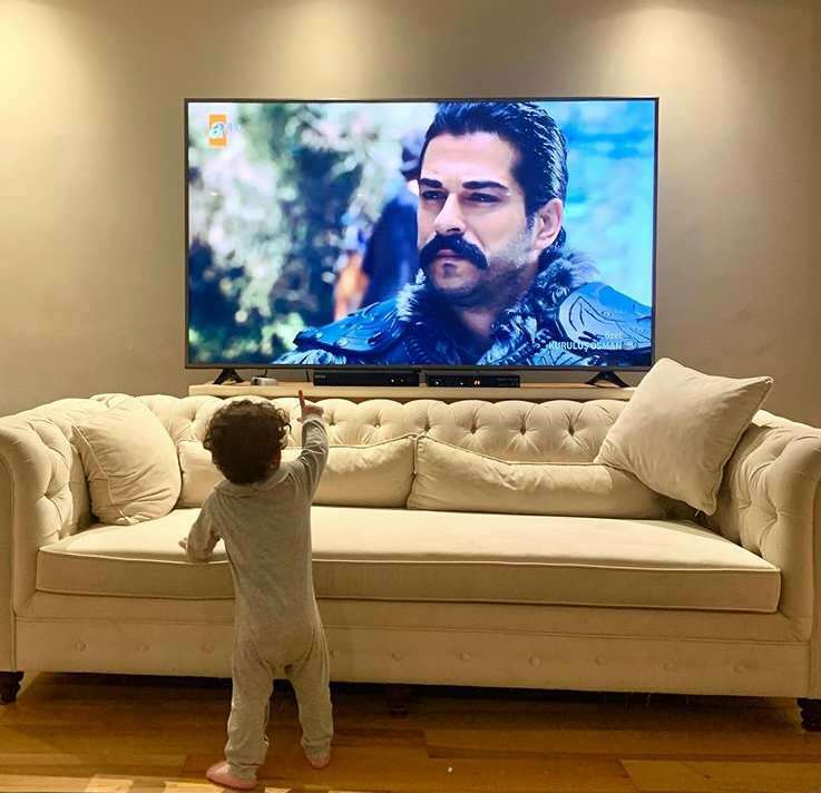 Burak Özçivit și-a împărțit fiul pentru prima dată! Când Karan Özçivit și-a văzut tatăl la televizor ...