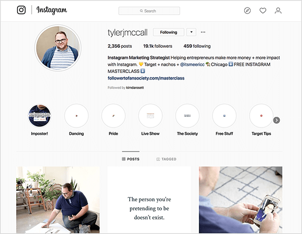 Tyler J. Profilul Instagram al lui McCall spune „Strateg de marketing pe Instagram Ajutând antreprenorii să câștige mai mulți bani + mai mult impact cu Instagram. ” După acest text apare un emoji cu inimă galbenă, apoi textul „Țintă + nachos +“ a nume de utilizator. Apare un emoji de casă urmat de textul „Chicago”. De asemenea, textul „GRATUIT INSTAGRAM MASTERCLASS” apare între două emoji-uri cu săgeți în jos. Link-ul din profilul său indică master-class-ul gratuit pe care îl promovează. Repere de la stânga la dreapta sunt Imposter, Dancing, Pride, Live Show, The Society, Free Stuff, Target Tips.
