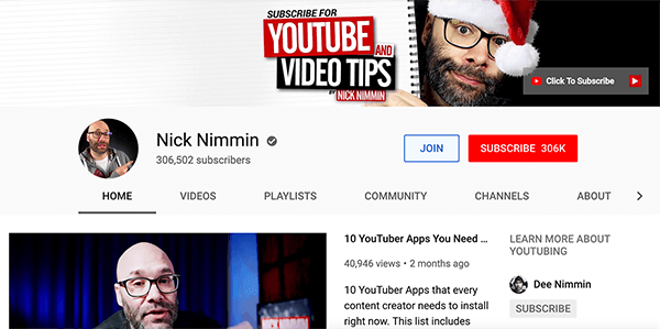 Aceasta este o captură de ecran a canalului YouTube al lui Nick Nimmin. În partea de sus, fotografia de copertă îl arată pe Nick într-o pălărie de Moș Crăciun. Se uită din spatele unei imagini a unui caiet legat în spirală. Textul de pe pagina caietului spune „Abonați-vă pentru YouTube și sfaturi video”. Canalul său ca 306.502 de abonați.