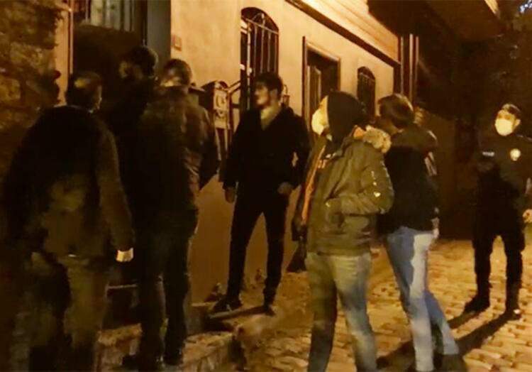 Poliția face raiduri în casa lui Özge Özpice