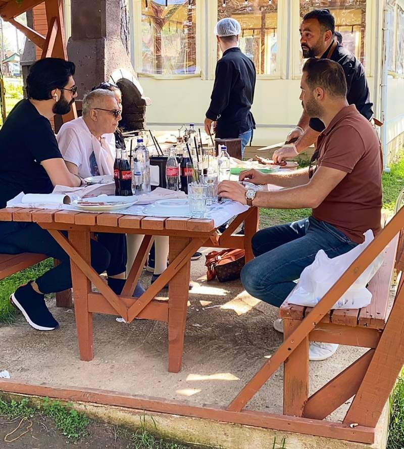 Mehmet Ali Erbil și Burak Memișoğlu în timp ce mâncau 