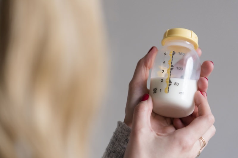 Cum să exprimi și să păstrezi laptele matern nedureros? Metoda de muls cu pompă manuală și electrică