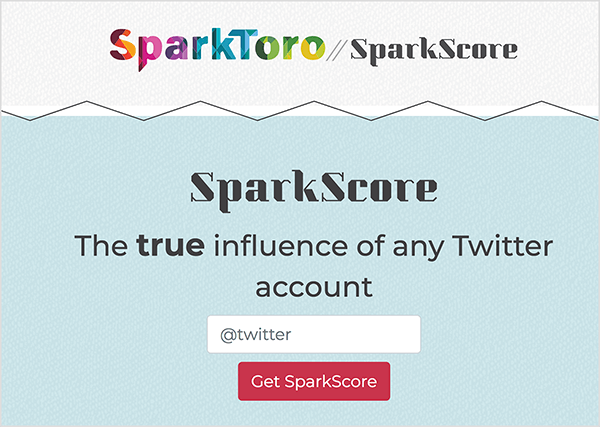 Aceasta este o captură de ecran a paginii web SparkScore. În partea de sus se află sigla SparkToro, care este numele într-un font extra îndrăzneț, cu zone geometrice de culori curcubeu. După două bare oblice este numele instrumentului, SparkScore. Sloganul este „Adevărata influență a oricărui cont Twitter”. Sub slogan este o casetă de text albă care îi solicită utilizatorului să-și introducă mânerul Twitter și un buton roșu etichetat Obțineți SparkScore.