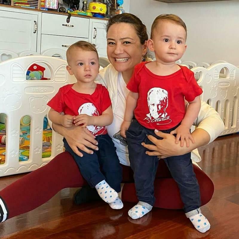 Noua poză a prezentatorului Ezgi Sertel cu copiii ei gemeni!