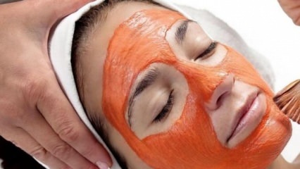 Cum să faci o mască de față cu esență de lavandă acasă?