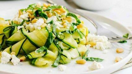 Cum se prepară salată de dovlecei cu alune? Această salată te ține sătul timp de șase ore! 