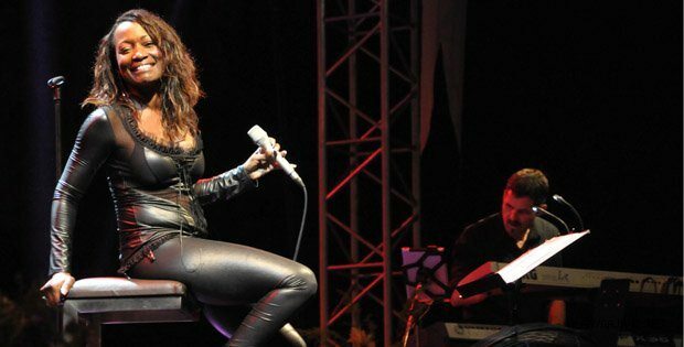 Vocalista americană Della Miles devine Dalyanlı