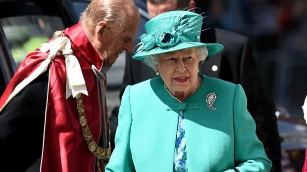 Regina Angliei 2. Elizabeth caută un personal de curățenie în palatul său! Norocul de a găsi muștele moarte ...