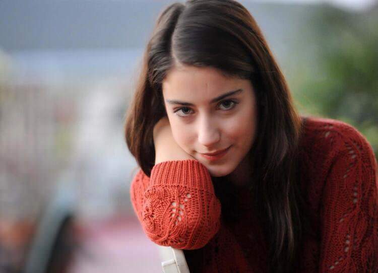 Hazal Kaya: Nu au acoperit revista pentru că sunt supraponderală!