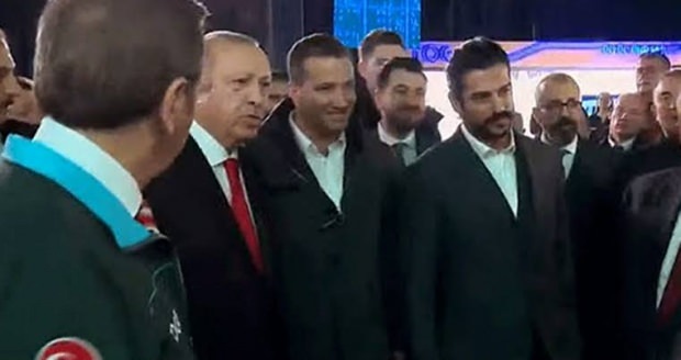 Președintele Recep Tayyip Erdogan și Burak Ozchivit 