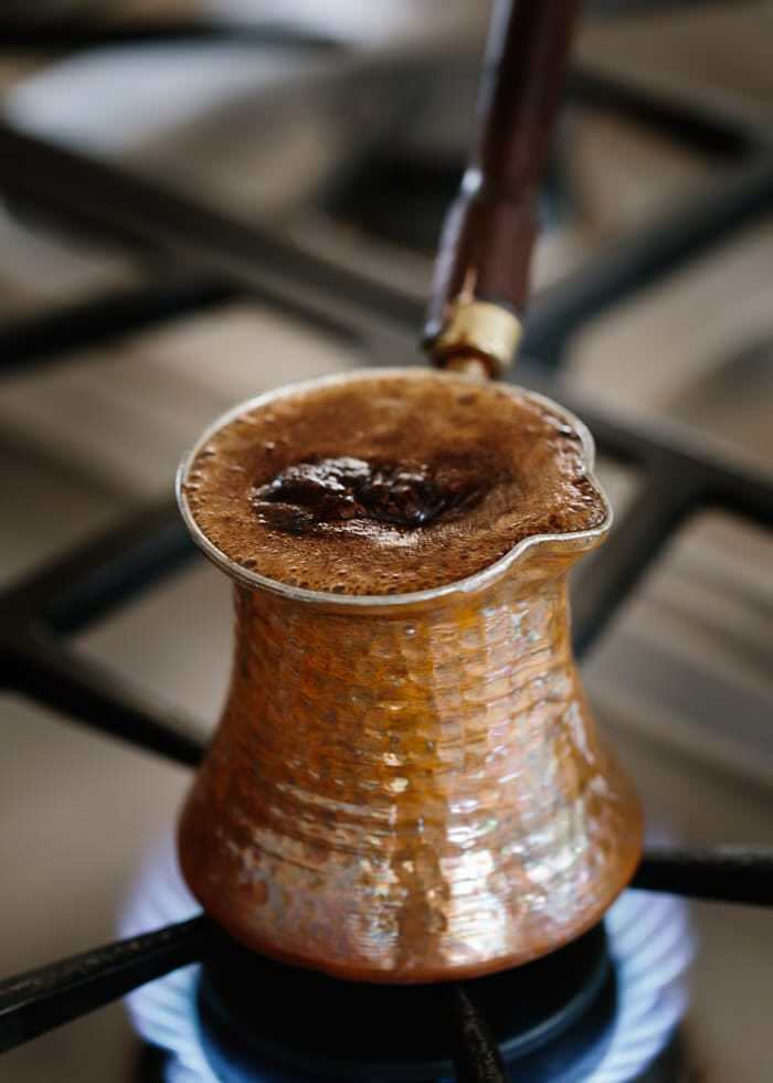 Cum să elimini amărăciunea cafelei? Metode de calmare a durerii cafelei turcești