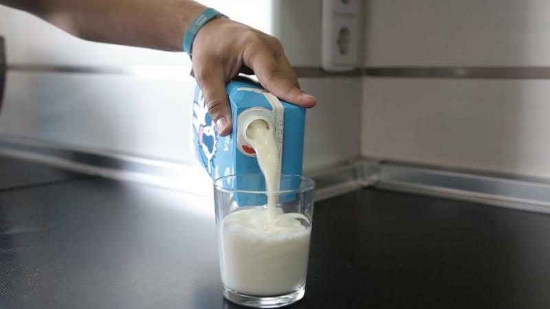 Cum să evitați stropirea în timp ce turnați lapte