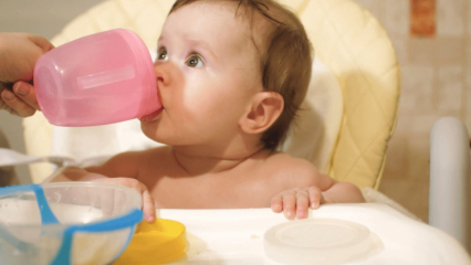 Când se administrează apă copiilor? Se dă apă unui bebeluș hrănit cu formulă în tranziția la alimente complementare?