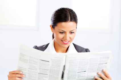 femeie de afaceri citește un ziar