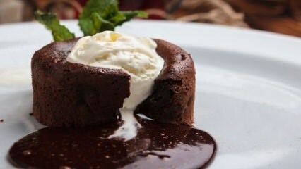 Cum se face un tort cu ciocolată caldă?