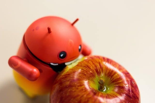 Android mâncând mere