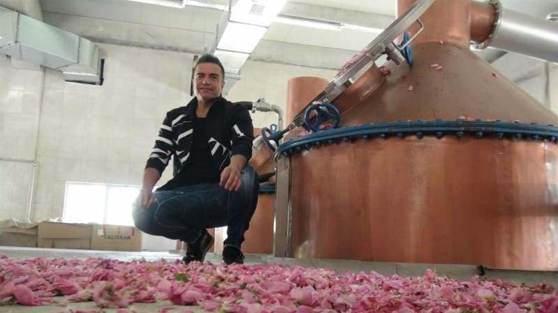 berdan mardini a înființat o fabrică de ulei de trandafir în Mama natală