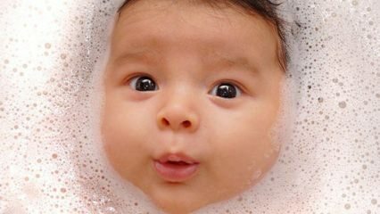 Bebeluș înghițind apă în timp ce se scaldă! Cum se face o baie de vindecare unui nou-născut?