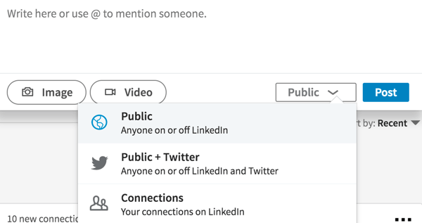 Pentru a face o postare LinkedIn vizibilă pentru oricine, selectați Public din lista derulantă.