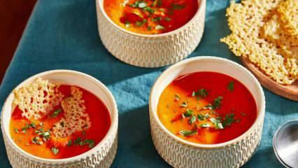 Rețetă delicioasă de supă de roșii cu tăiței! Vă va plăcea acest preparat de supă cu tăiței de roșii.