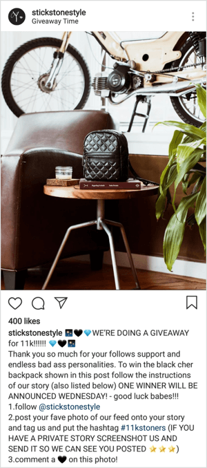 În acest exemplu de concurs Instagram, premiul este un rucsac din piele, care este un premiu relativ scump și merită efortul de a crea o postare pentru a câștiga.