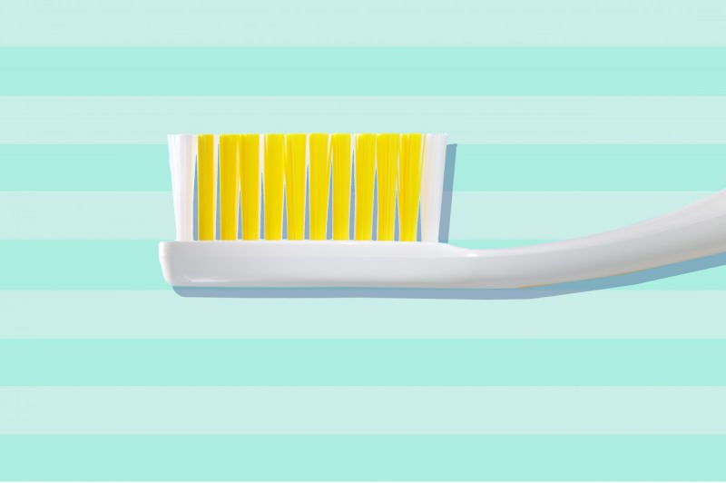 Cum curățați o periuță de dinți
