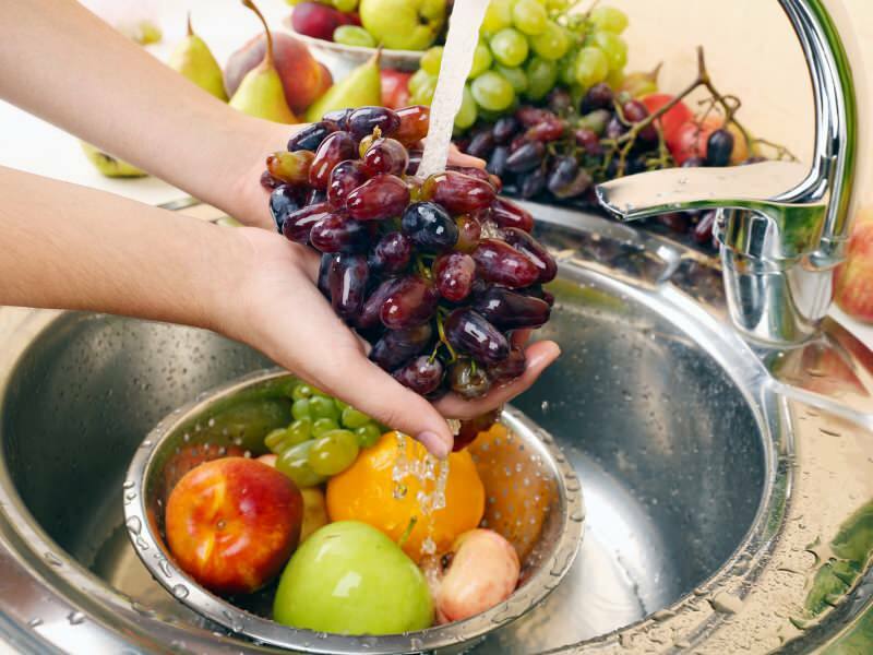 Spălați legumele și fructele frecate ușor sub apă