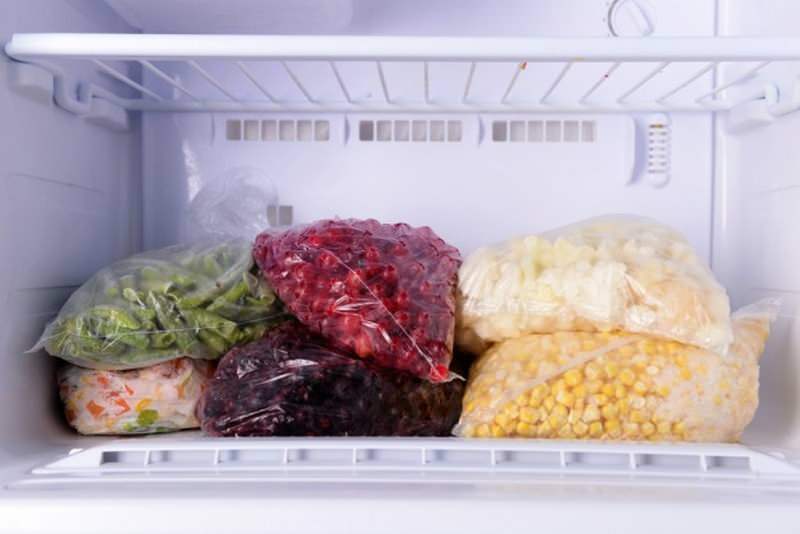 Care sunt trucurile de curățare a congelatorului?