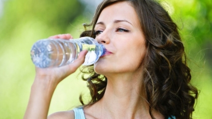 7 situații în care nu ar trebui să bei apă