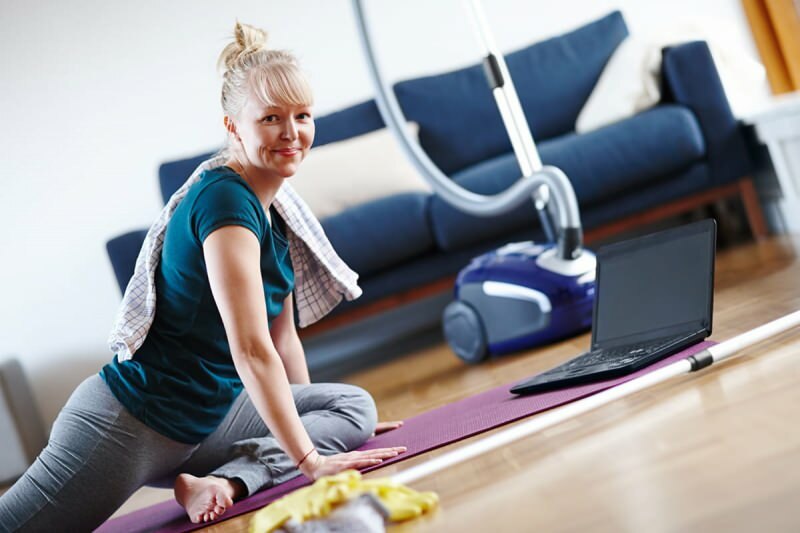 În timp ce lucrați acasă, puteți, de asemenea, să vă mențineți în formă, făcând exerciții fizice.