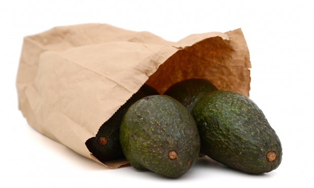 Cum decojeste avocado? Ce se face pentru ca avocado să se înmoaie rapid?