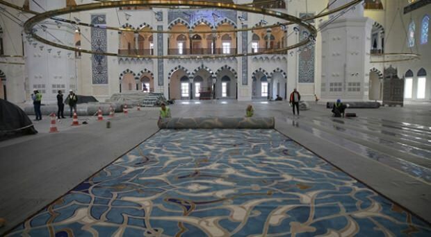 Au fost puse covoare din Moscheea Çamlıca