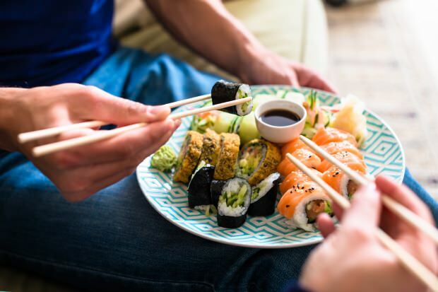 Cum să mănânci sushi? Cum să faci sushi acasă? Trucuri de sushi