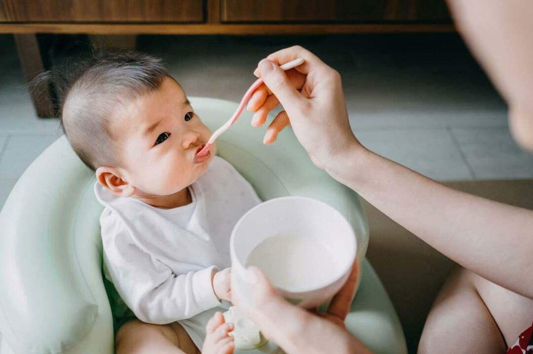 hrănirea bebelușilor cu iaurt