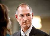 Steve Jobs demisionează din funcția de CEO Apple