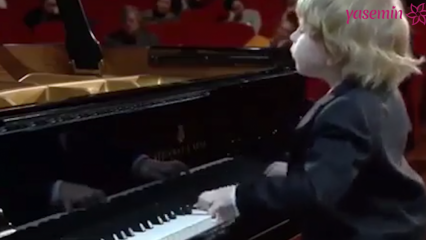 Momentul în care micul pianist trece în timpul spectacolului!