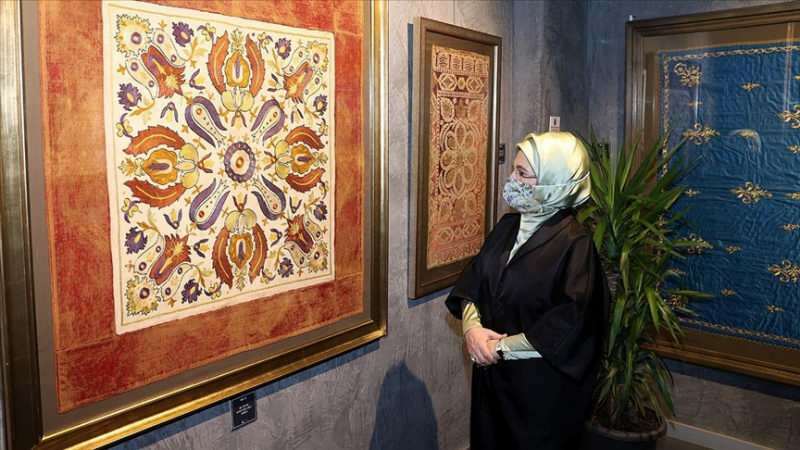 Prima Doamnă Erdoğan a vizitat expoziția „Cusătura care atinge inima”!