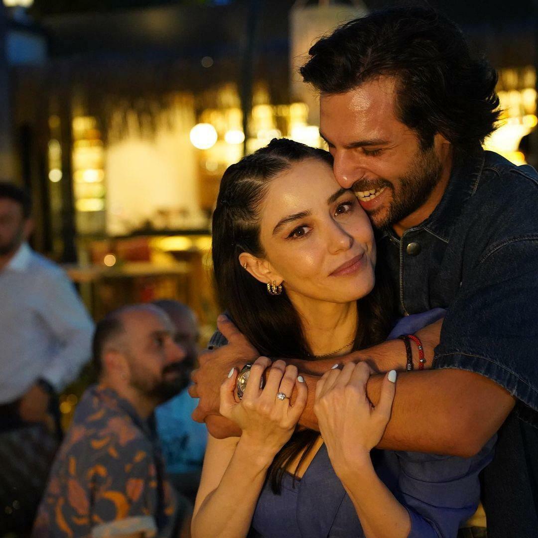 Cadoul de nuntă al lui Özge Gürel și Serkan Çayoğlu de la fanii lor i-a făcut să zâmbească