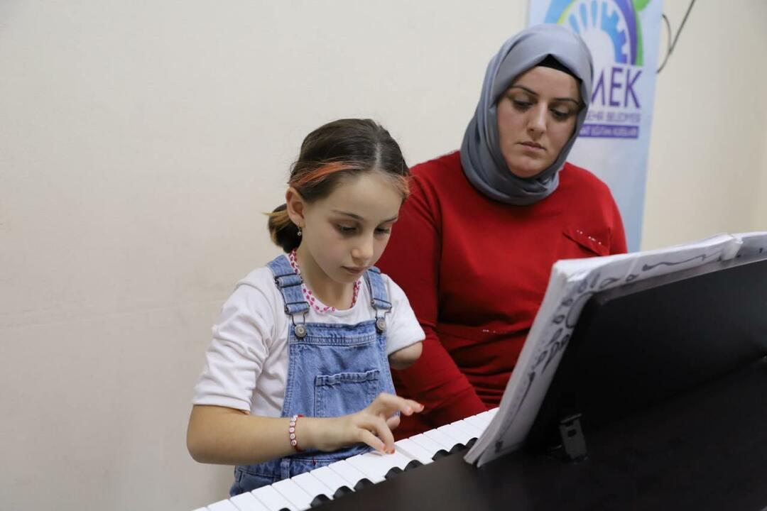 Zeynep, care nu se naște cu brațul stâng, este susținută de mama ei.