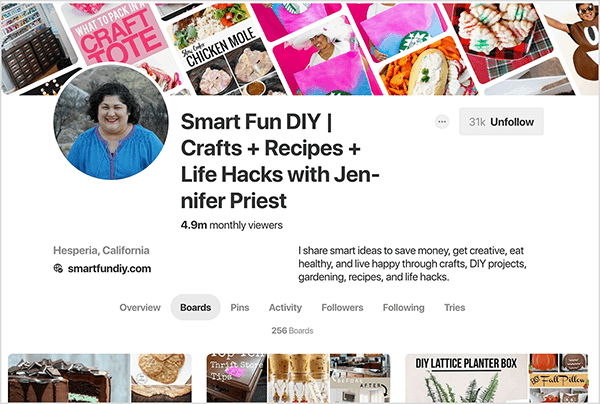 Aceasta este o captură de ecran a profilului Pinterest Jennifer Priest, cu fila Panouri selectată. Imaginea banner din partea de sus este un compozit de imagini cu pini înclinate pe o diagonală. Titlul pentru profilul ei este „Smart Fun DIY | Meșteșuguri + Rețete + Life Hacks cu Jennifer Priest ”. Descrierea spune „Împărtășesc idei inteligente pentru a economisi bani, a fi creativ, a mânca sănătos și a trăi fericit prin meșteșuguri, Proiecte de bricolaj, grădinărit, rețete și hacks de viață. ” Statisticile spun că profilul ei are 4,9 milioane de spectatori lunari și 256 scânduri. Un buton gri din partea dreaptă sus indică faptul că are 31.000 de urmăritori și este etichetat să nu mai fie în litere negre. Alte detalii menționează că se află în Hesperia, California, iar site-ul ei este smartfundiy.com.