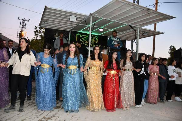 La nunta tribală din Şırnak au fost atârnate kilograme de aur