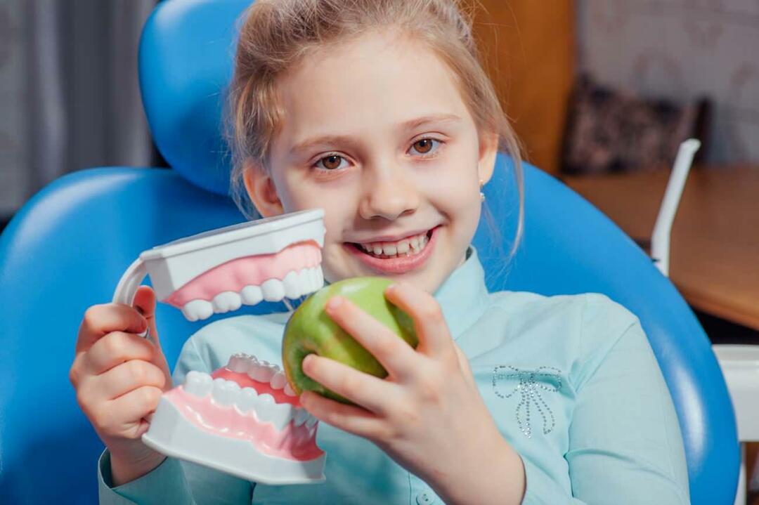 Cum ar trebui să fie îngrijirea dentară pentru copiii care merg la școală?